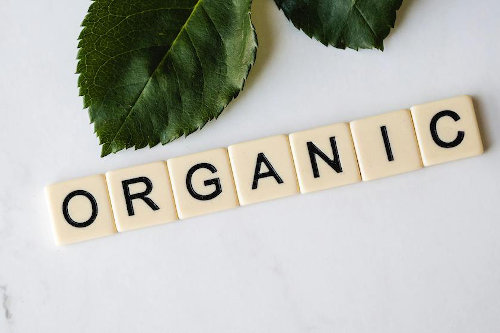 Quelles différences entre cosmétique naturelle et bio ?